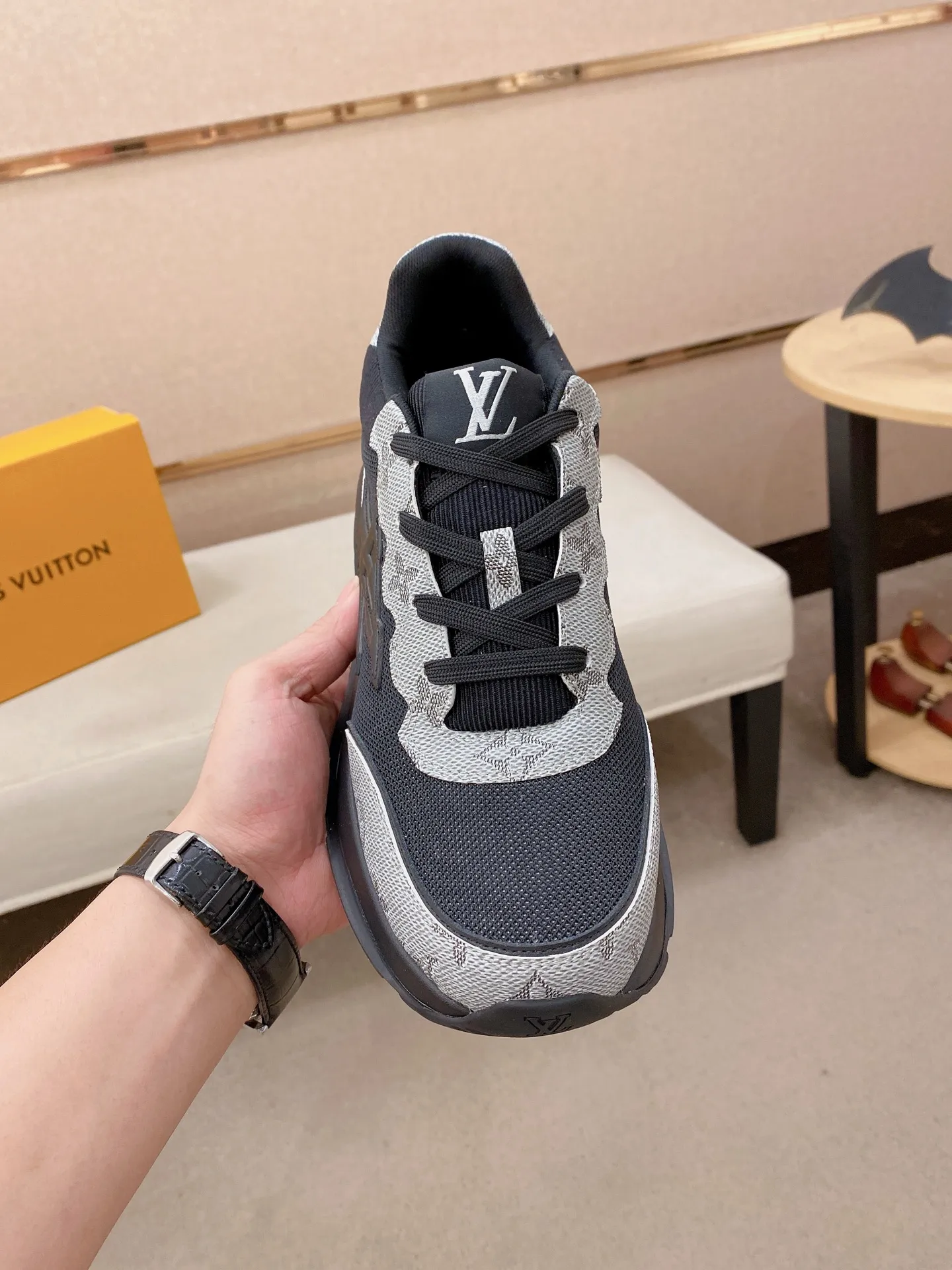 Men's shoes💰 462💰louis vuitton (Louis Vuitton/lv)🔍🔍The new counters are on sale at the same time. The uppers are imported from Italy. ️Re-engraved🇮🇹💪💪, ⚠Sole: The original sole is specially provided by the original factory, the exclusive movable molded sole is super comfortable, ⚠Original factory follow-up goods, 🔍🔍high quality, you can go in and out of the counter at will, welcome to compare⚠. Code number: 38-44 (45/46 customized, non-refundable)